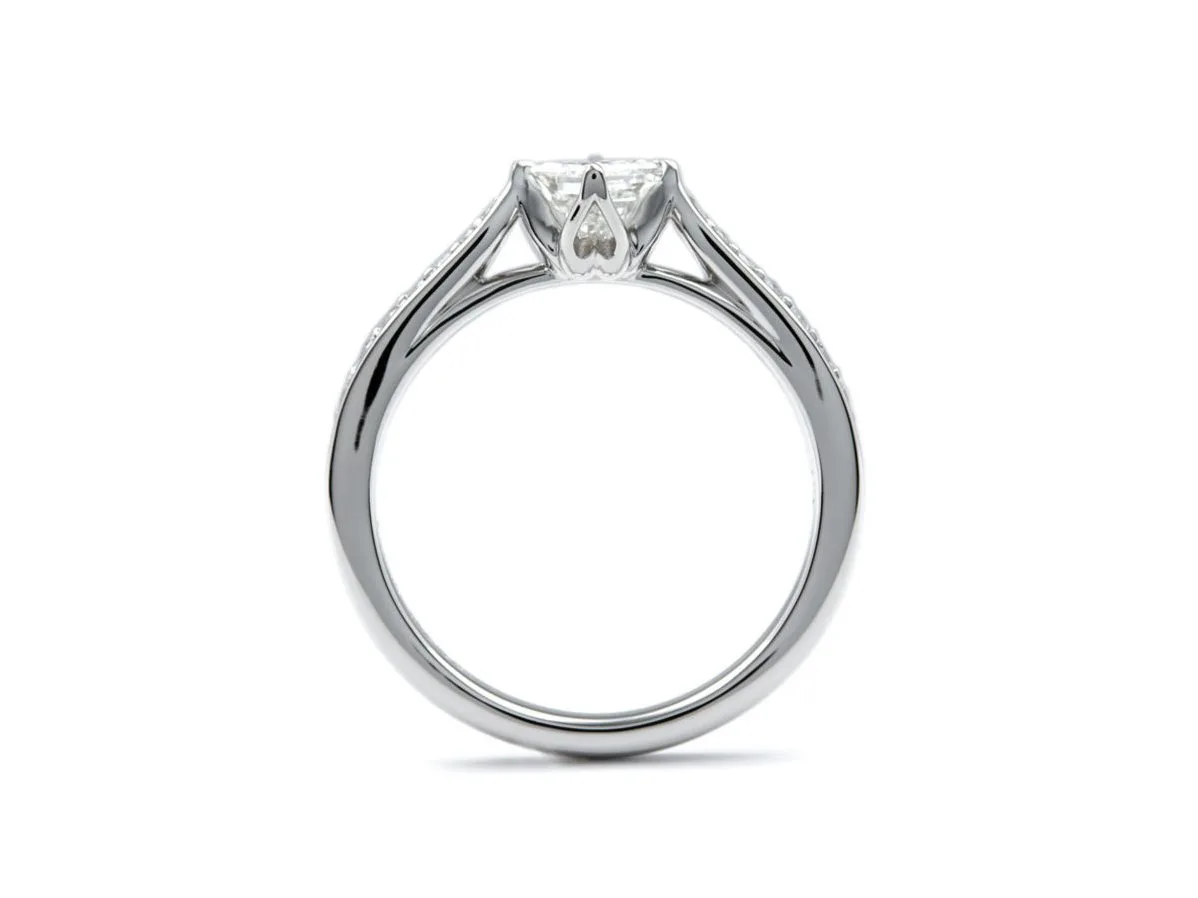 ラインメレが華やかなプリンセスカットダイヤモンドの婚約指輪 2