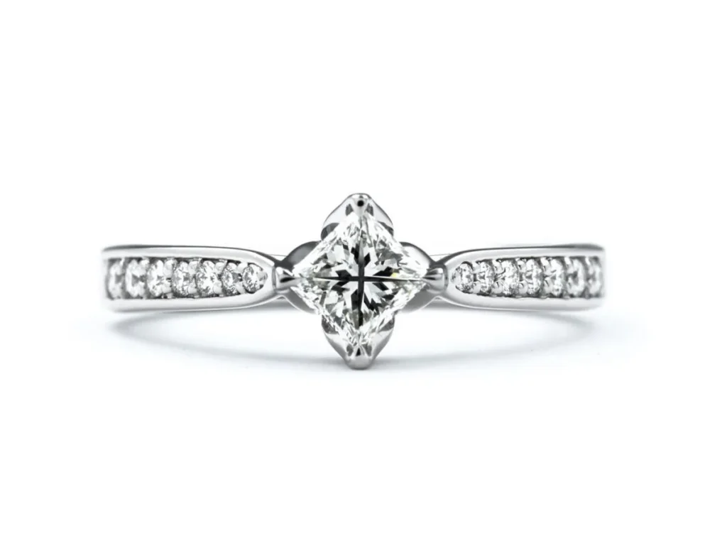 ラインメレが華やかなプリンセスカットダイヤモンドの婚約指輪