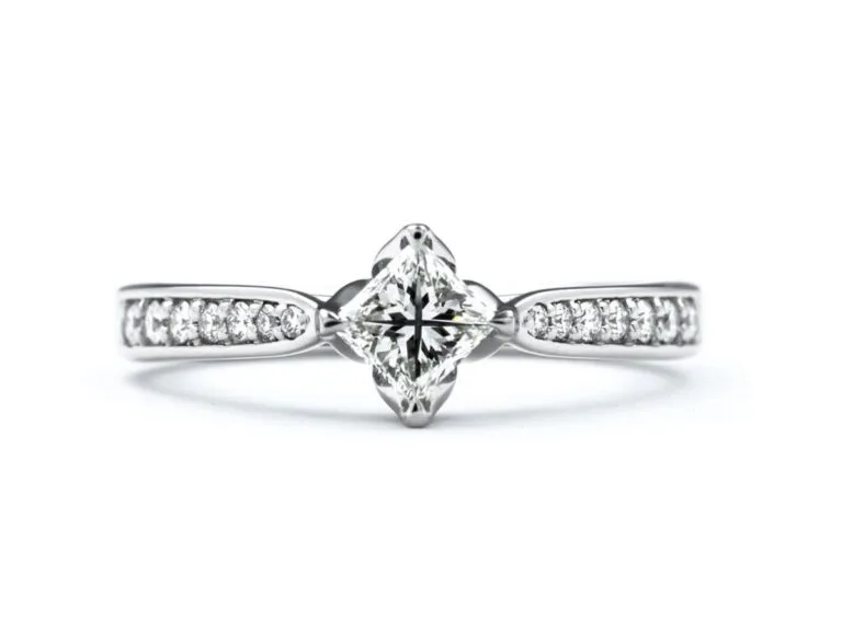 プリンセスカットの婚約指輪