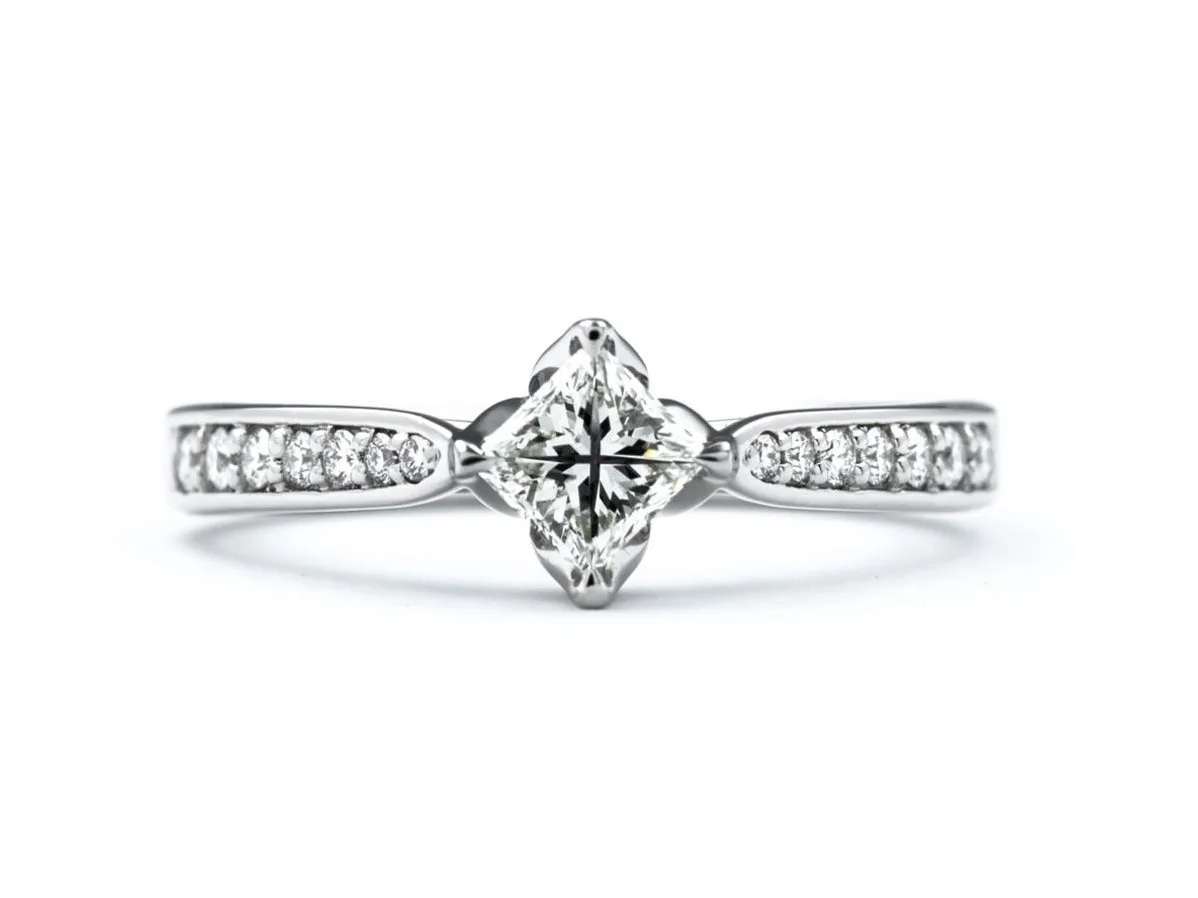 ラインメレが華やかなプリンセスカットダイヤモンドの婚約指輪