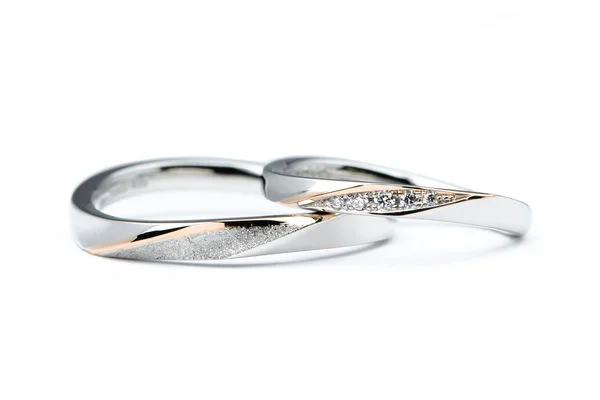 S字ウェーブに赤い糸加工のオーダーメイド結婚指輪