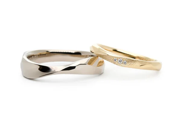 ボリュームのあるウェーブと細身のVシェイプの手作り結婚指輪