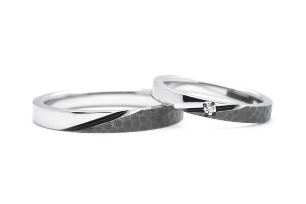 ハンマー加工とブラックメッキのスタイリッシュな手作り結婚指輪