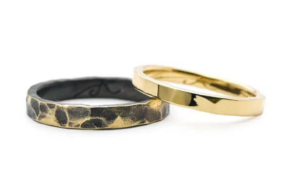 縦ハンマー加工とハンマー加工に燻しを施したゴールドの手作り結婚指輪