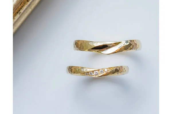 槌目模様とVシェイプのおしゃれな手作り結婚指輪