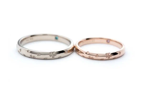 ハートの桜をレーザーで散りばめた結婚指輪