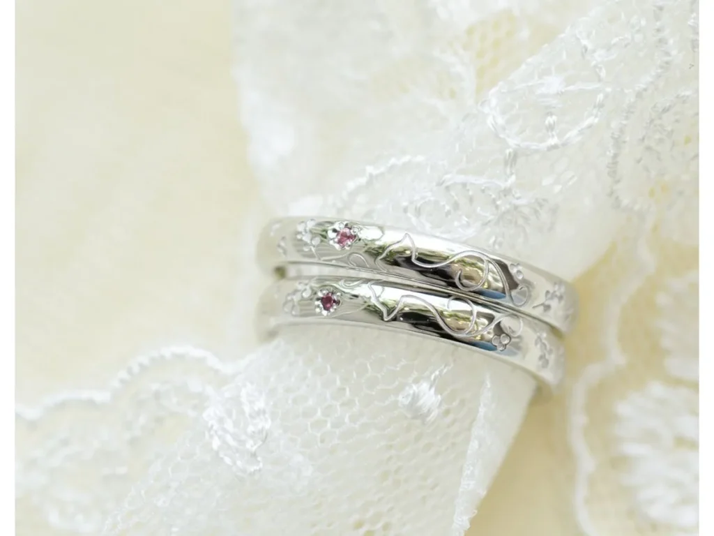 猫とかすみ草をモチーフにした結婚指輪
