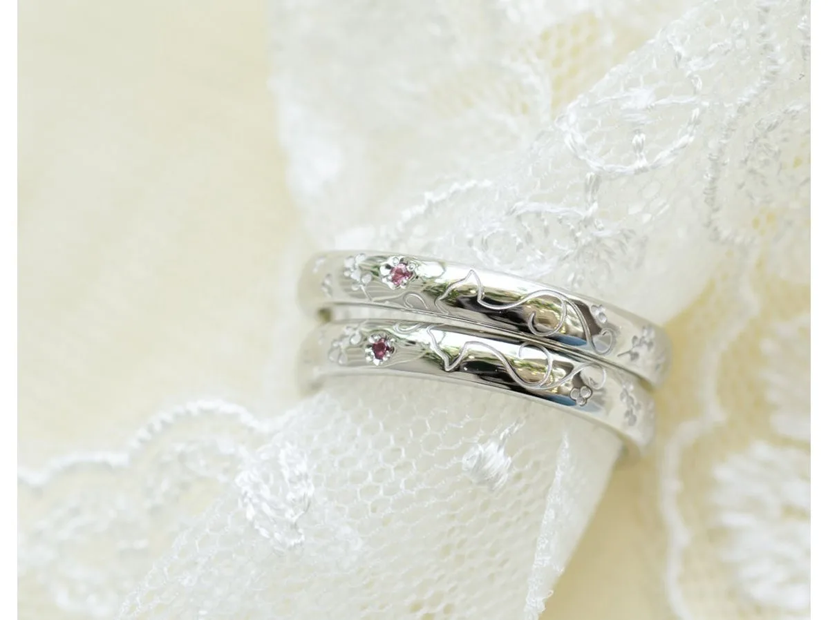 猫とかすみ草をモチーフにした結婚指輪