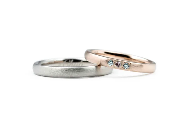 ピンクダイヤモンドとアイスブルーダイヤモンドを使ったオーダーメイド結婚指輪