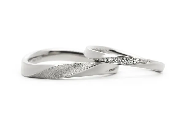 スターダスト加工とダイヤモンドの輝きが綺麗な手作り結婚指輪