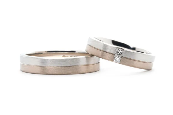 プリンセスカットのダイヤを留めたコンビネーションの手作り結婚指輪
