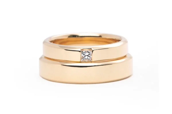 幅が太めなゴールドにプリンセスカットダイヤを留めた手作り結婚指輪