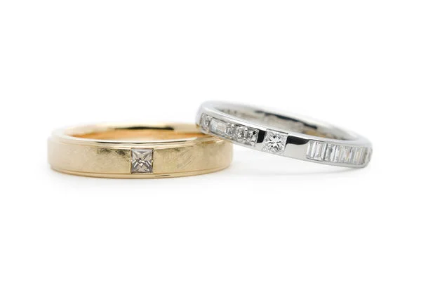 プリンセスカットのダイヤを留めた手作り結婚指輪