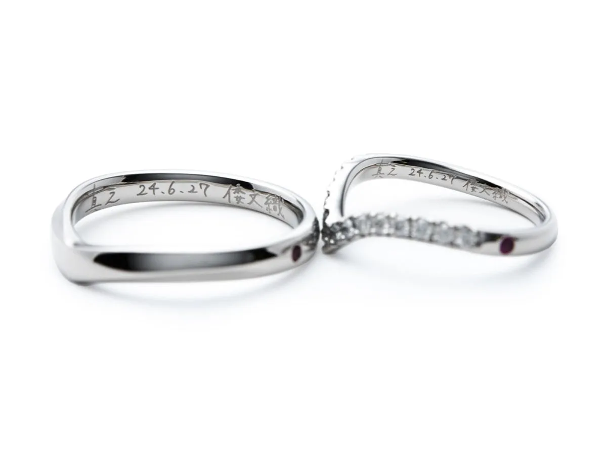 V字シルエットのふたひねりとハーフエタニティの結婚指輪 2