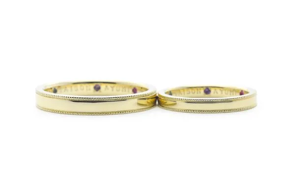 鮮やかなライムゴールドにミルグレインが施された手作り結婚指輪