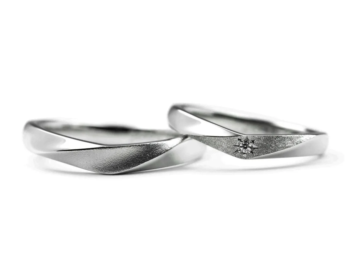 ホーニング加工とスターダスト加工を使ったV字ふたひねりの結婚指輪