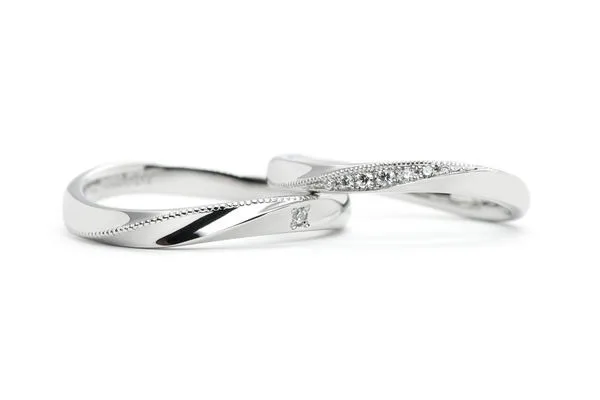 流れるようなミルのラインが入ったふたひねりの手作り結婚指輪