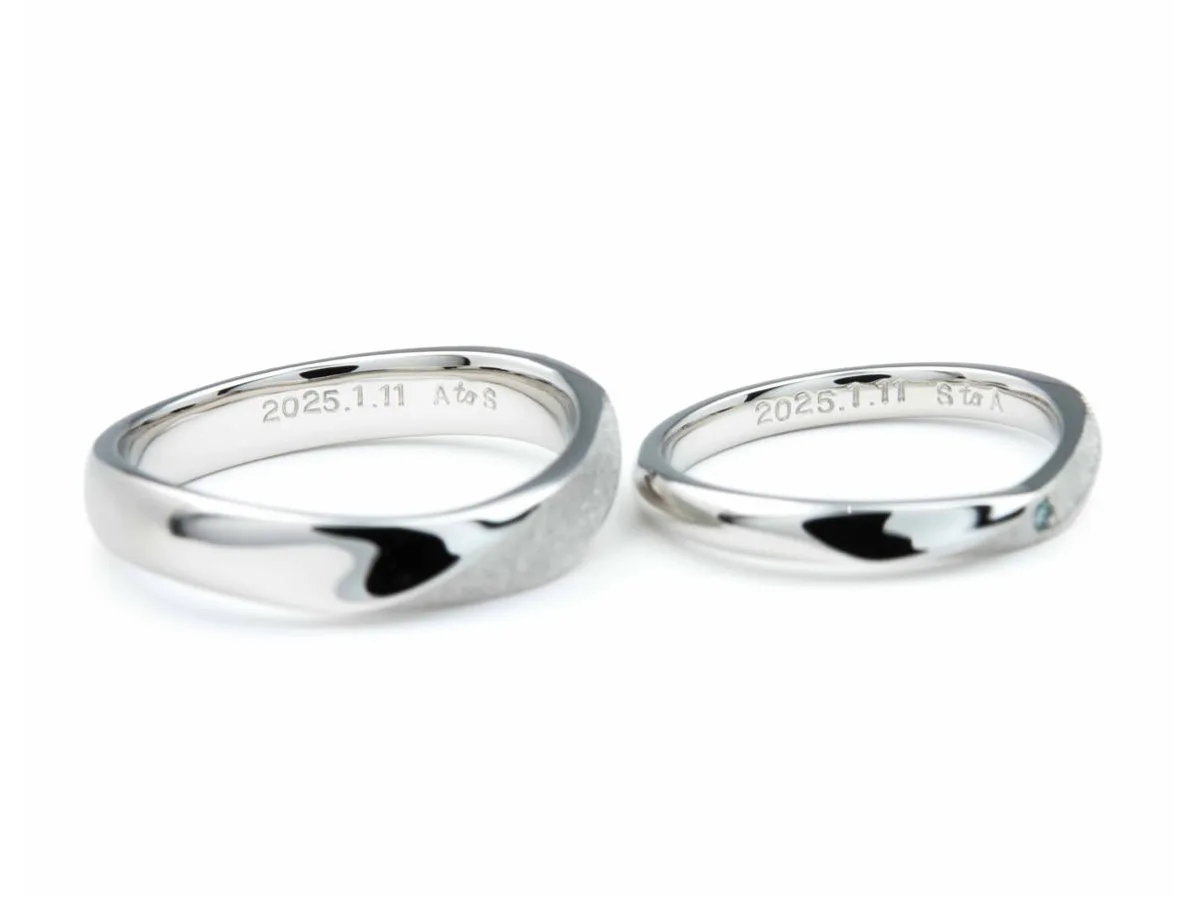 U字とV字のふたひねりにスターダスト加工を組み合わせた結婚指輪 2