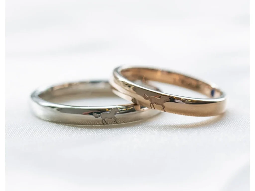 馬のシルエットをレーザーで入れた結婚指輪