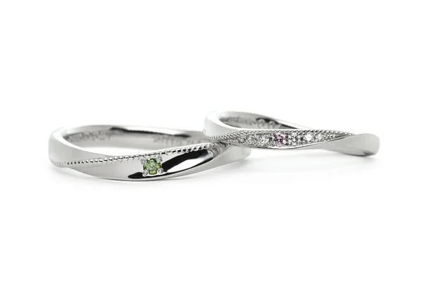 中心にカラーダイヤを留めたふたひねりの手作り結婚指輪