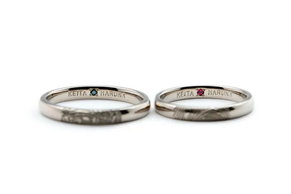 シャンパンゴールドに指紋レーザーの結婚指輪