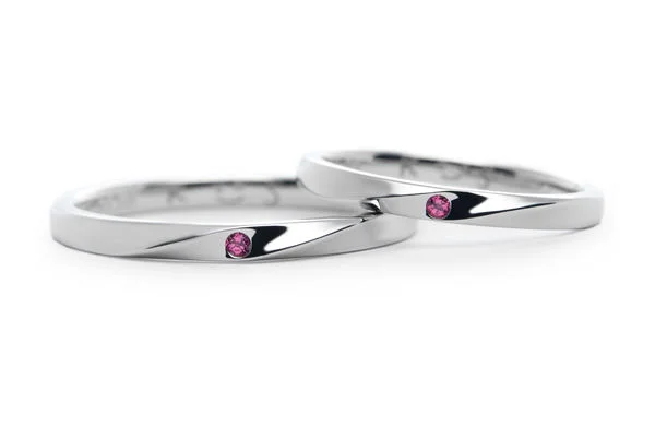 レッドスピネルを留めたふたひねりの手作り結婚指輪