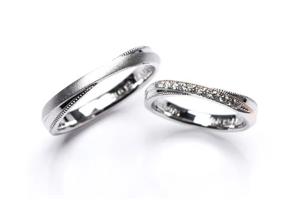 加工のラインとミルのラインが入った手作り結婚指輪