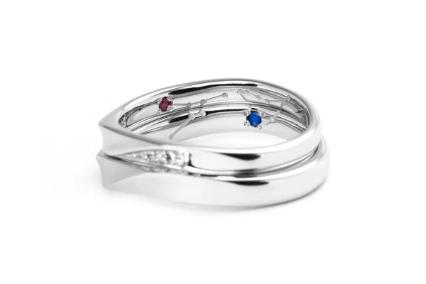 ウェーブひねりの内側に手描きの星座を入れた手作り結婚指輪