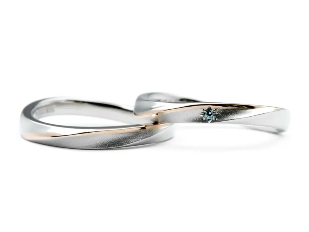 赤い糸とアイスブルーダイヤモンドがオシャレな結婚指輪