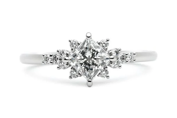 大きなプリンセスカットのダイヤの手作り婚約指輪