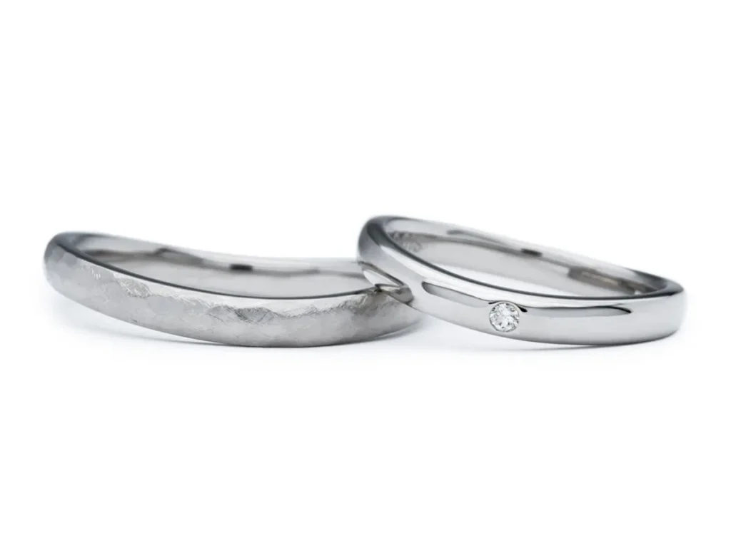 U字のウェーブにそれぞれお好みの加工を施した結婚指輪