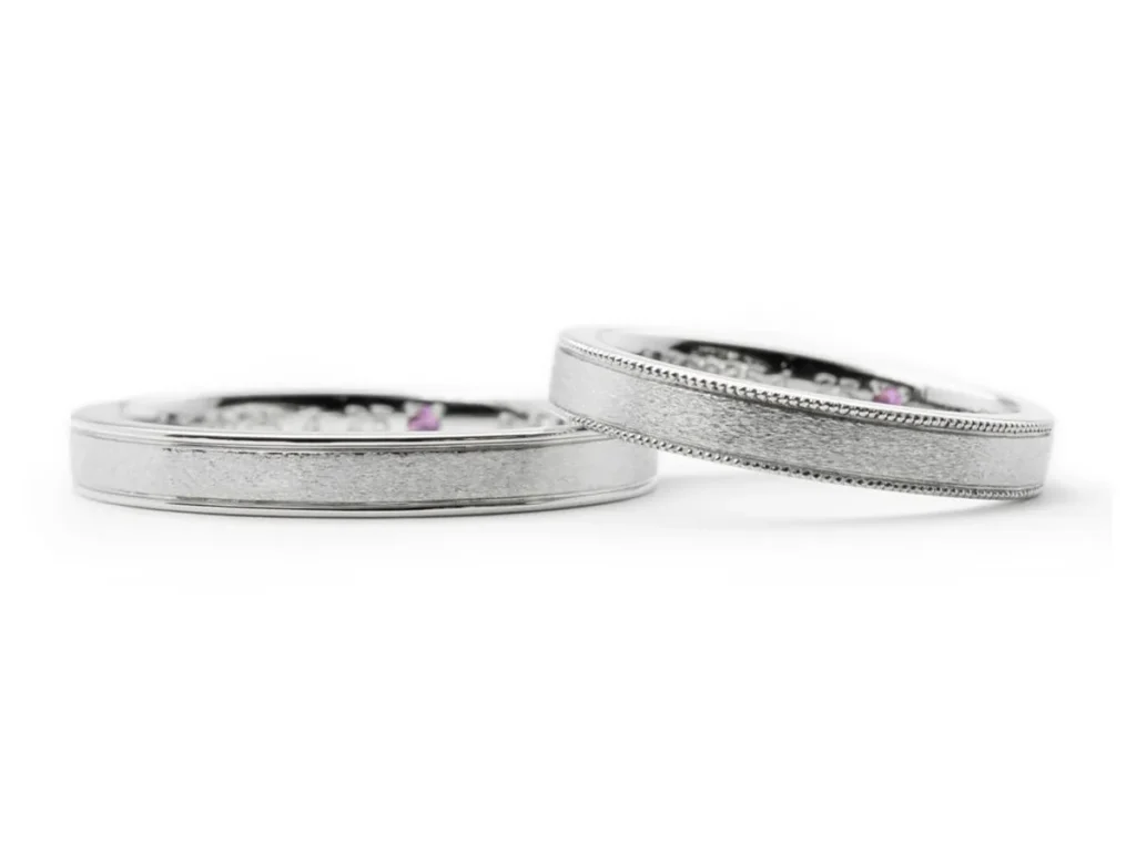 お揃いのダイヤポイント加工の内側に誕生石を留めた結婚指輪