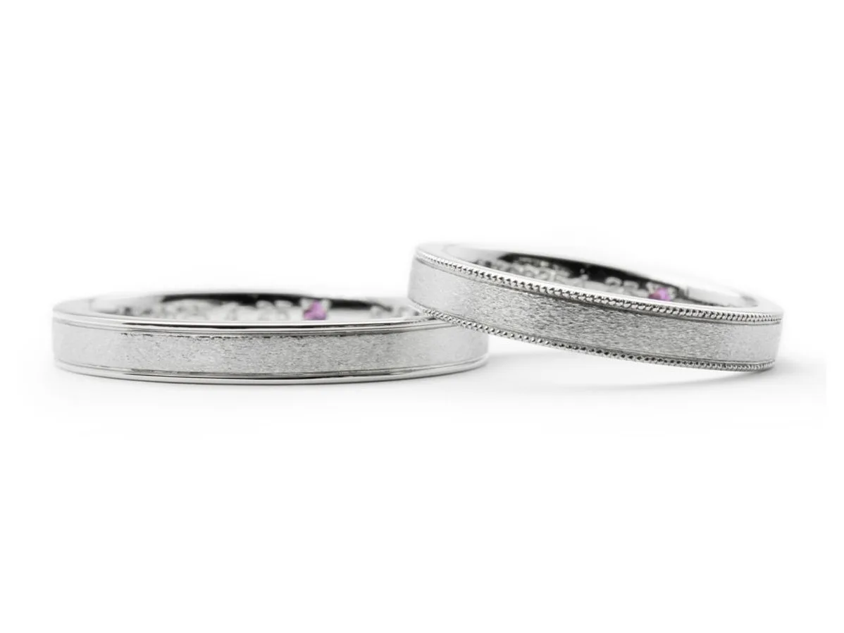 お揃いのダイヤポイント加工の内側に誕生石を留めた結婚指輪