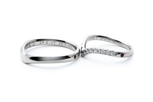 V字シルエットのふたひねりとハーフエタニティの結婚指輪