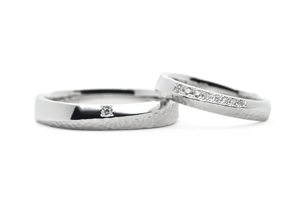 鏡面と槌目を組み合わせたオーダーメイド結婚指輪