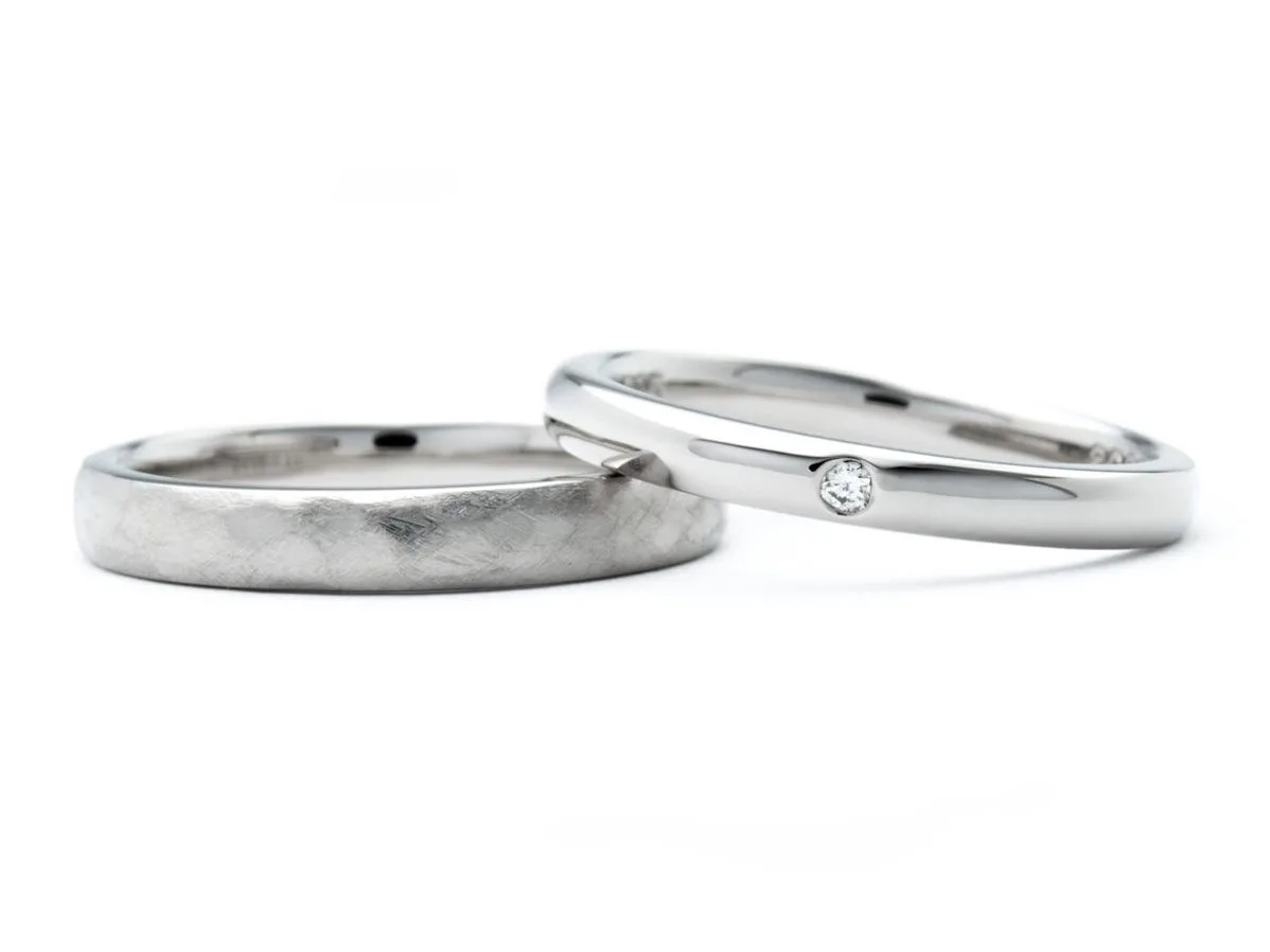 ストレートの甲丸にお好みの加工を施した結婚指輪