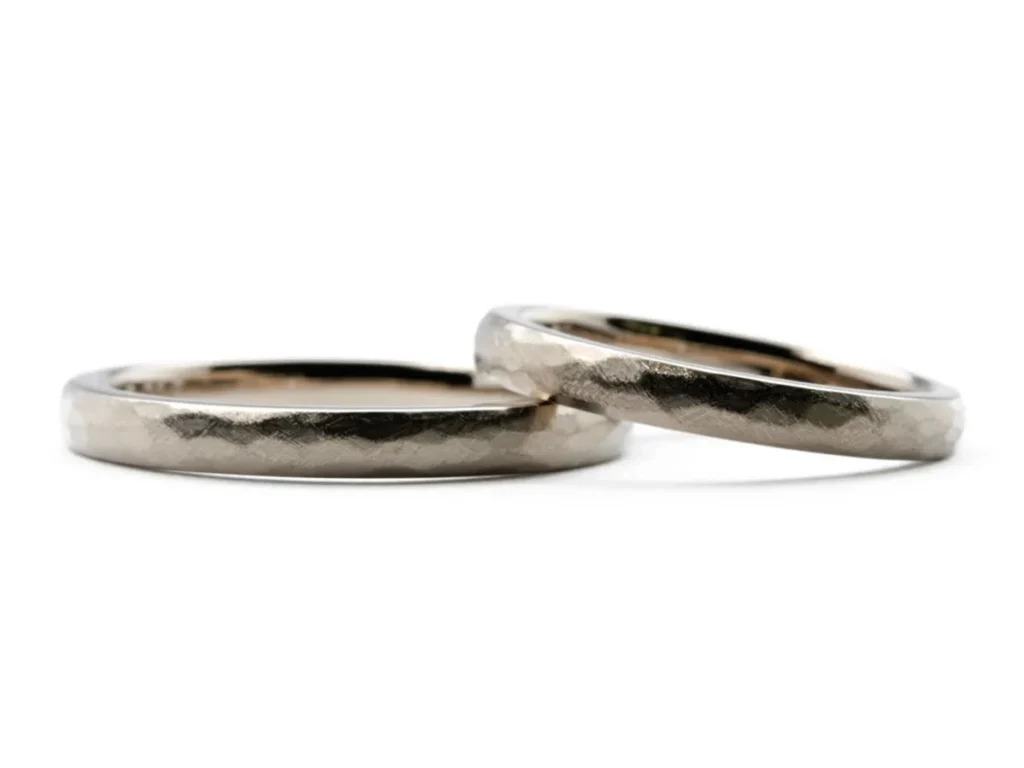 シャンパンゴールドにアンティーク加工を施した手作り結婚指輪