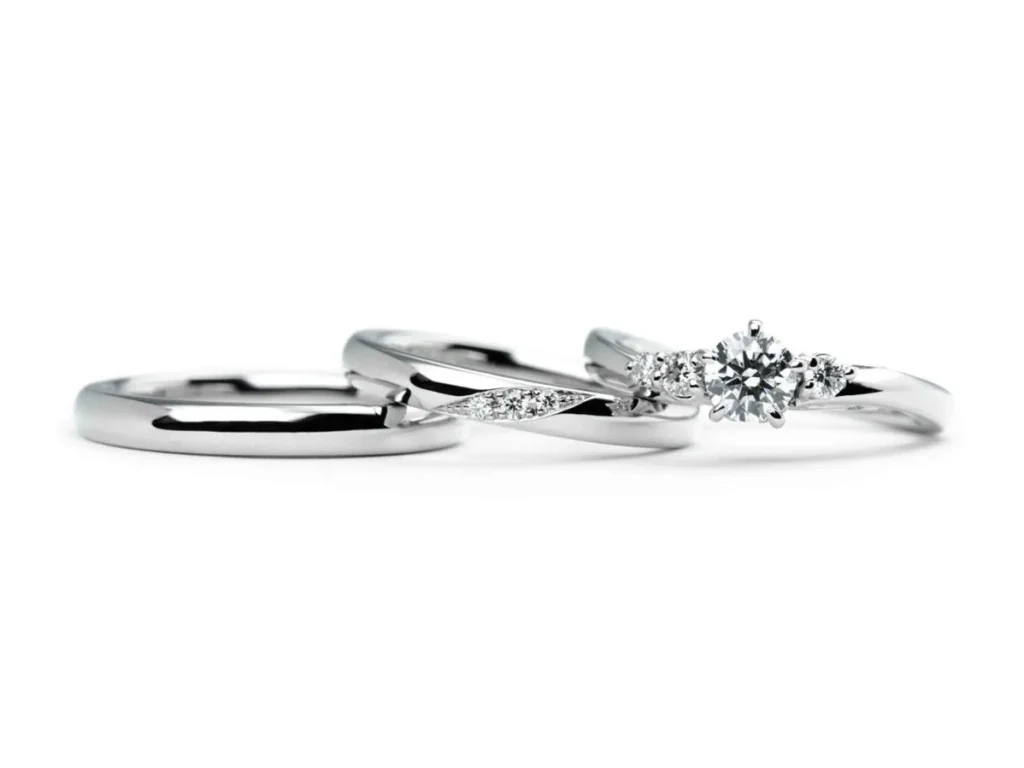 大ぶりのダイヤモンドが華やかな婚約指輪とシンプルなプラチナの結婚指輪