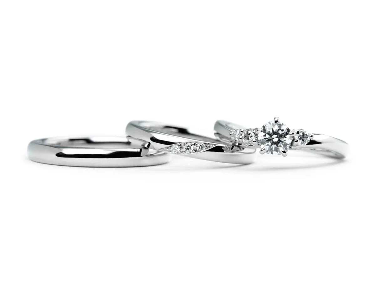 大ぶりのダイヤモンドが華やかな婚約指輪とシンプルなプラチナの結婚指輪