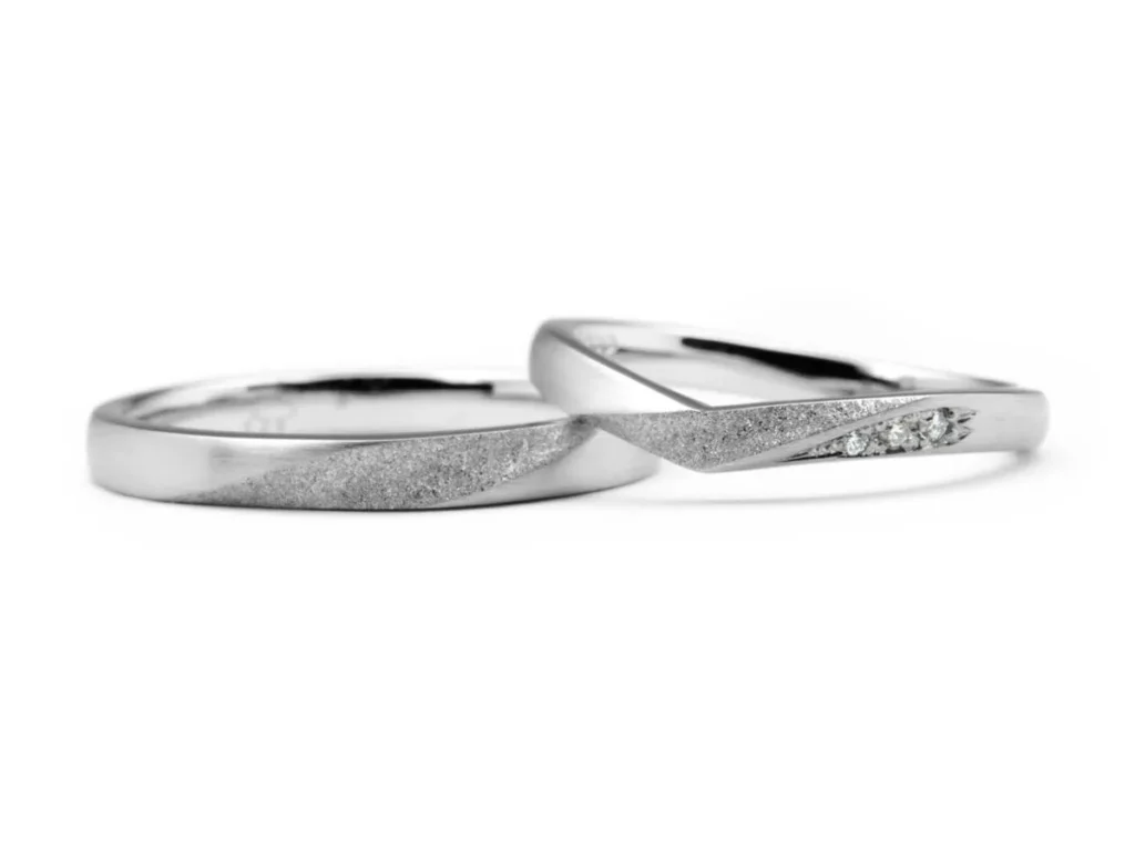 ひねりのデザインと加工をお揃いにしたストレート&V字の手作り結婚指輪