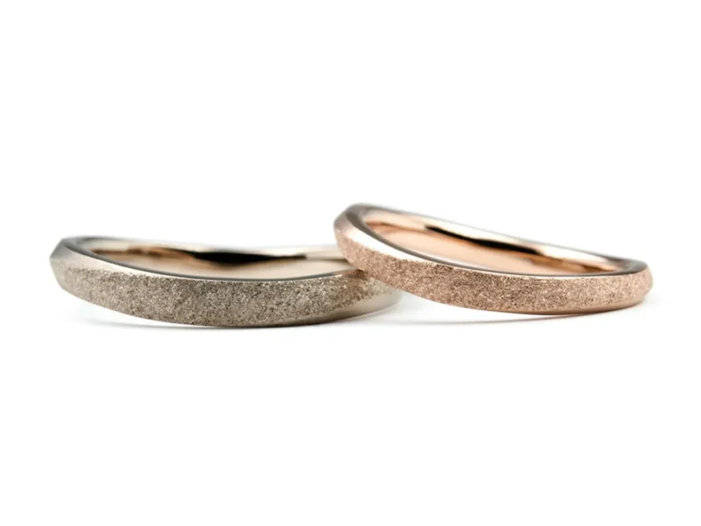 スターダスト加工とマット加工を組み合わせたひねりの手作り結婚指輪