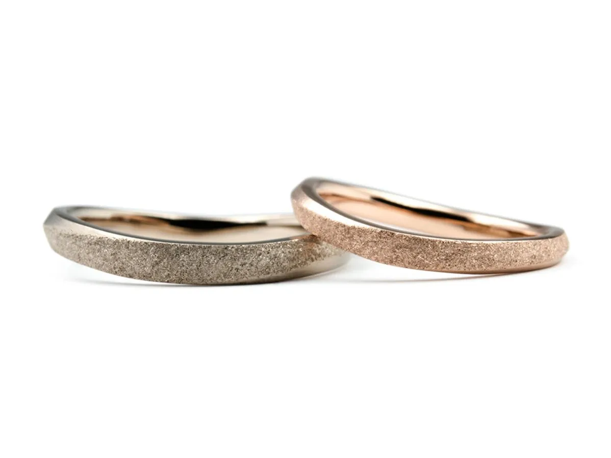スターダスト加工とマット加工を組み合わせたひねりの手作り結婚指輪