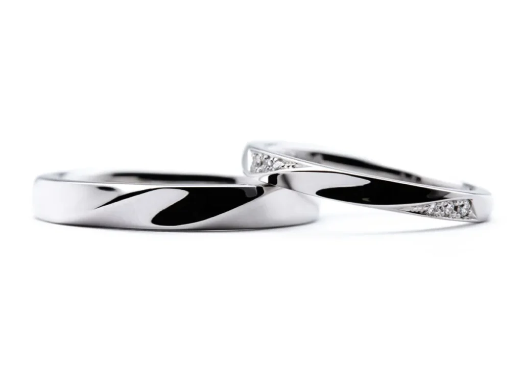 鏡面仕上げとサイドのダイヤモンドが美しいふたひねりの手作り結婚指輪