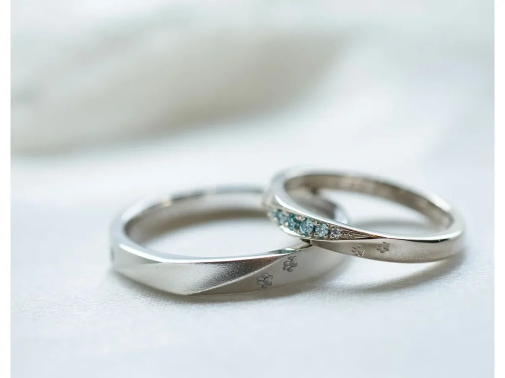 アイスブルーダイヤと猫ちゃんの足跡が愛らしいオーダーメイド結婚指輪