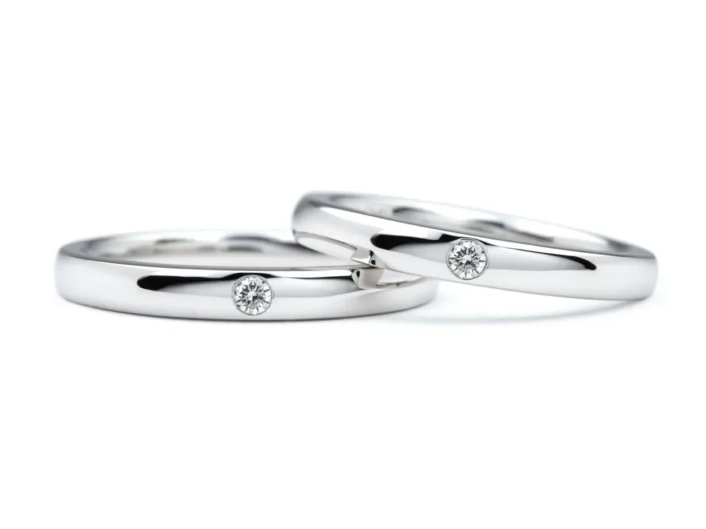 おそろいのダイヤモンドを留めた手作り結婚指輪
