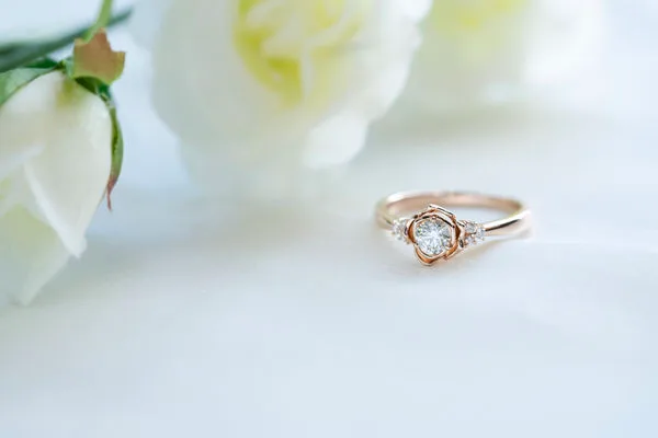 バラの婚約指輪で特別なプロポーズを実現しよう