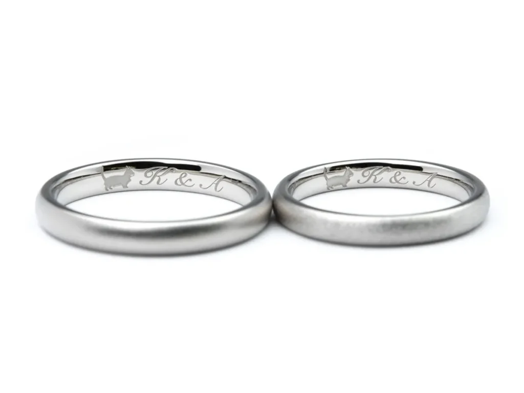 内側にペットの刻印を入れたマット加工がおしゃれな結婚指輪