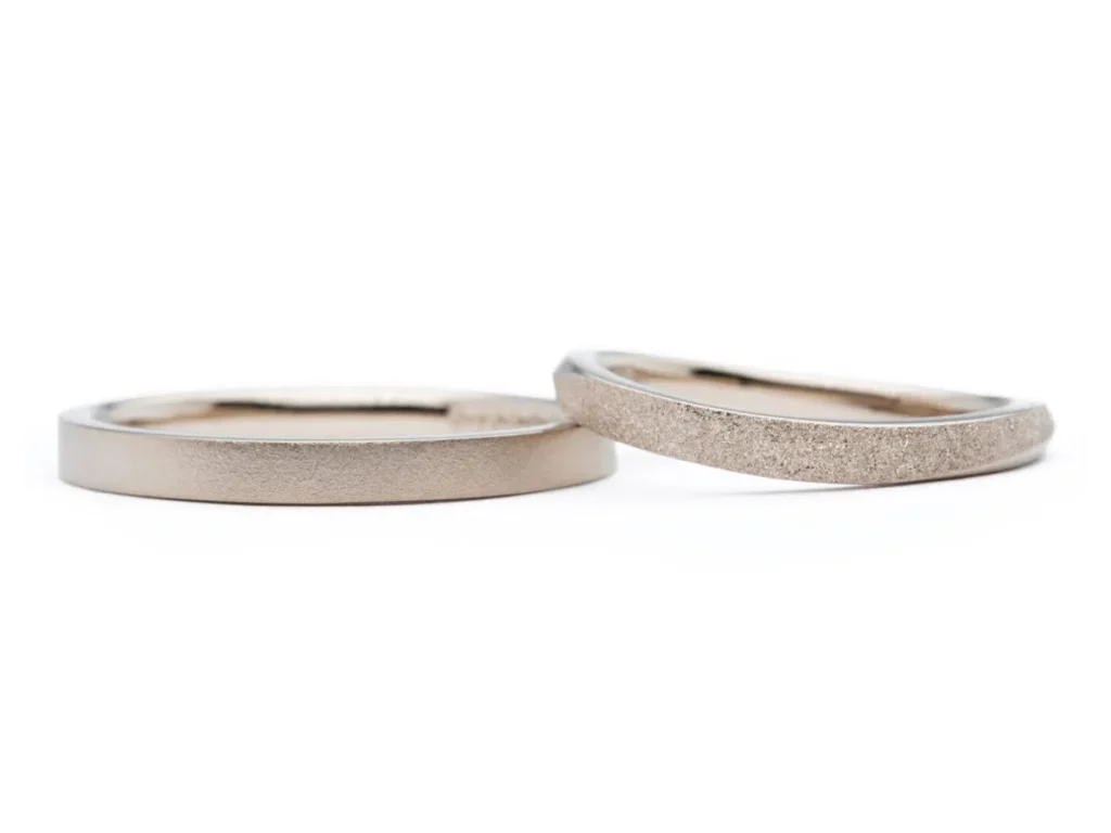 シャンパンゴールドにお好みの加工を施したおしゃれな手作り結婚指輪