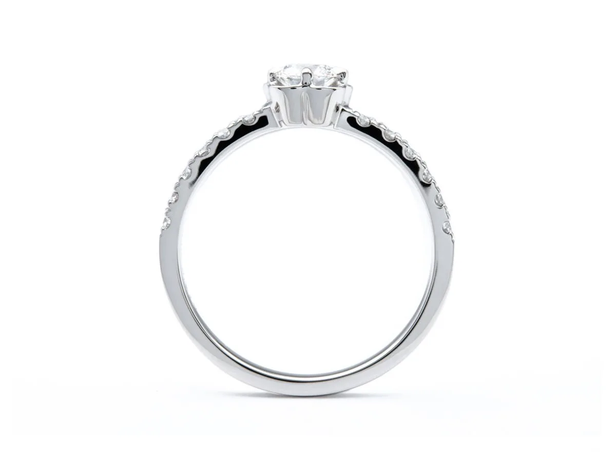 華やかなお花の婚約指輪とひとひねりの結婚指輪のオーダーメイドセットリング 3