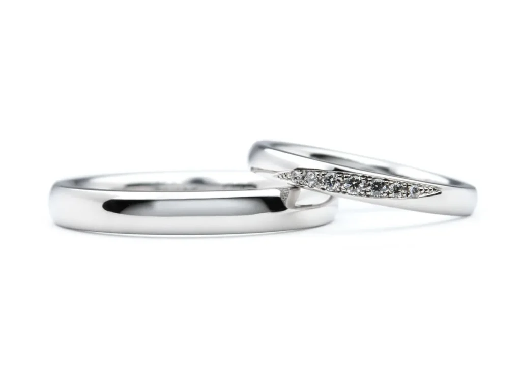 ストレート甲丸デザインとダイヤモンドを敷き詰めた手作り結婚指輪
